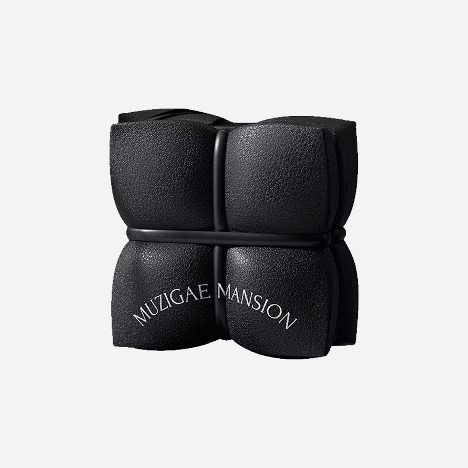 «MUZIGAE MANSION Sleek Matt Cushion in custodia nera con logo bianco»
