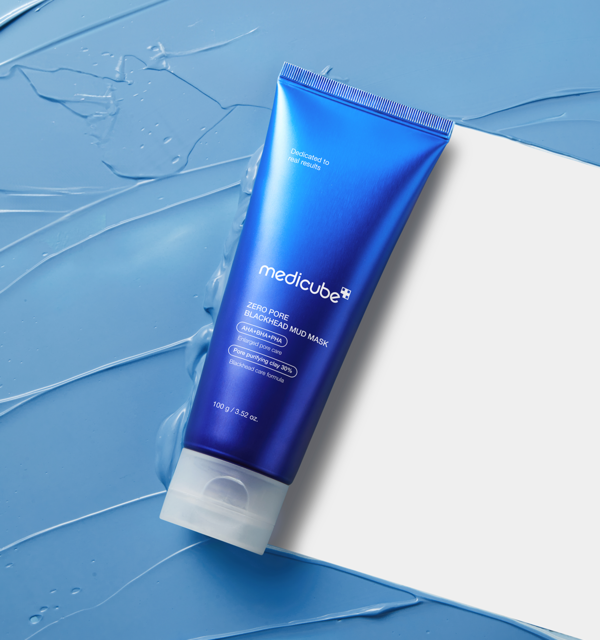 Confezione della maschera al fango medicube Zero Pore appoggiata su un tavolo