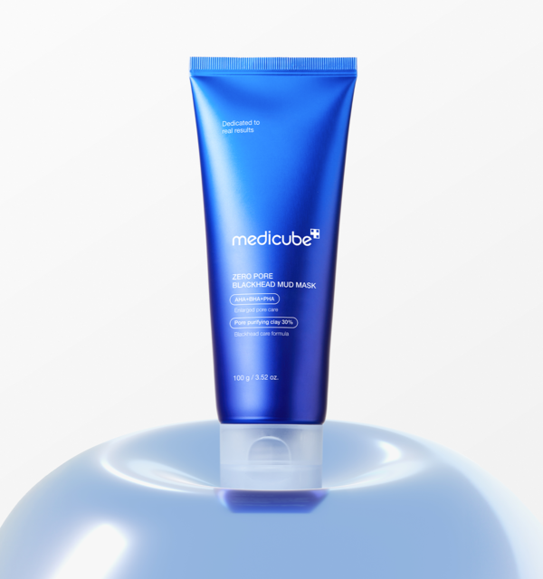  Maschera al fango medicube Zero Pore mentre viene versata