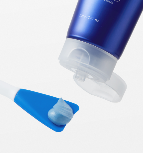 Maschera al fango medicube Zero Pore versata su una spatola