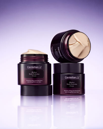 Barattolo aperto della crema viso CENTELLIAN24 Madeca Youth Perfection da 50 ml