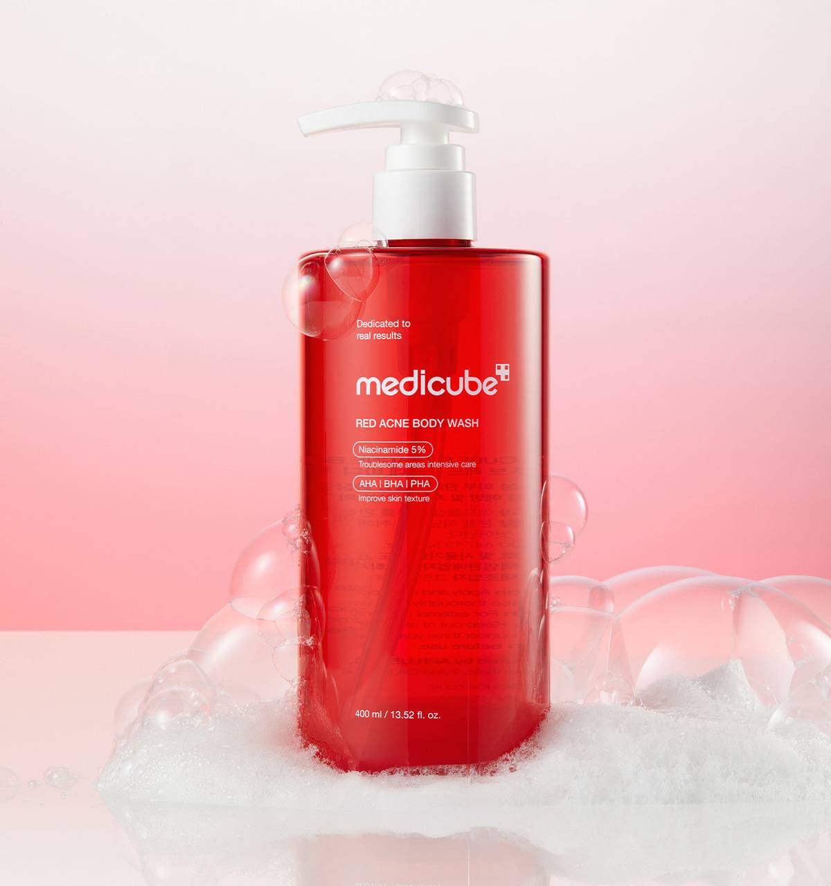 Flacone del detergente corpo medicube Red Acne Body Wash 3.0 su sfondo rosa