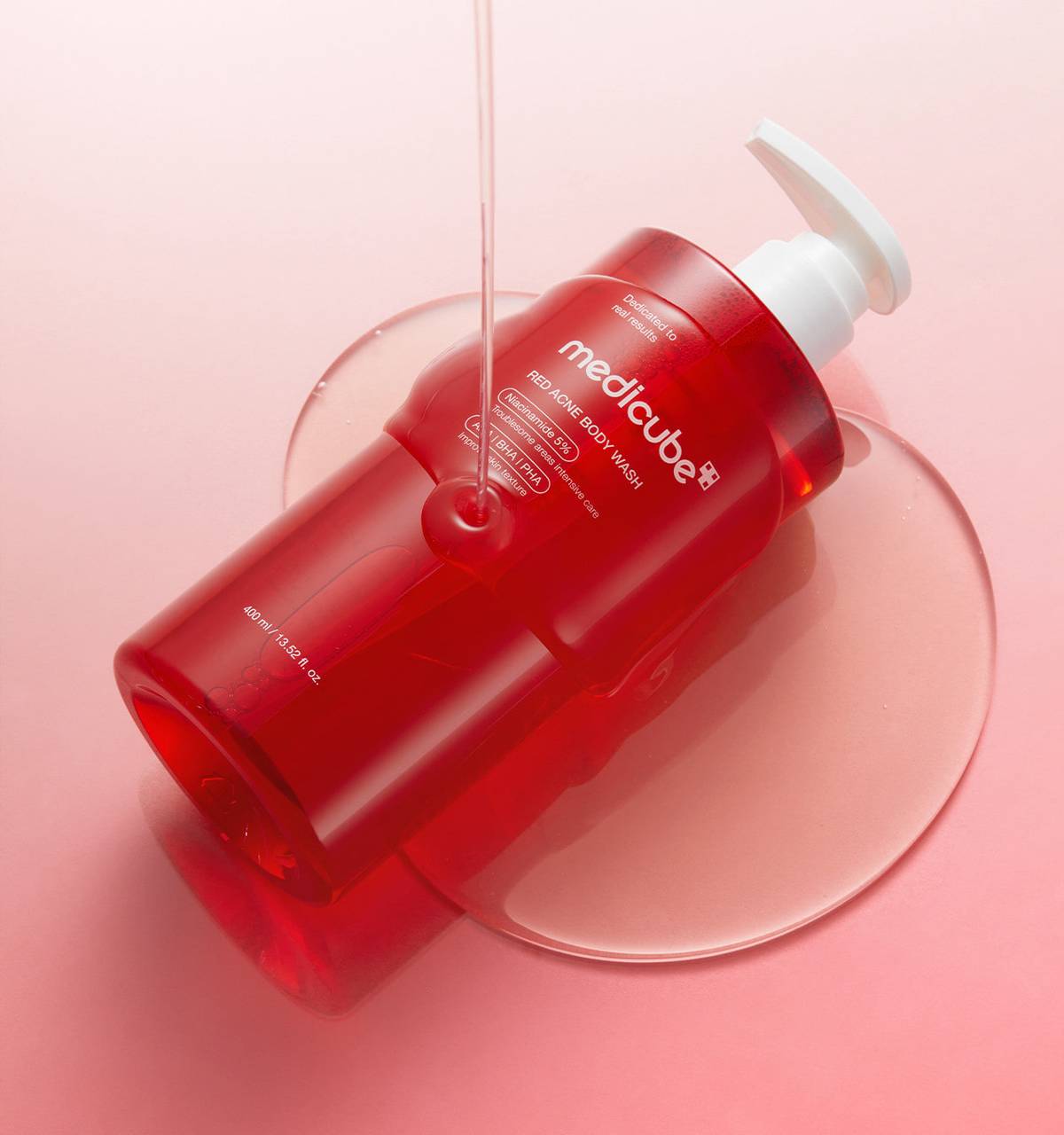 Detergente corpo medicube Red Acne Body Wash 3.0 con il prodotto che fuoriesce dal flacone